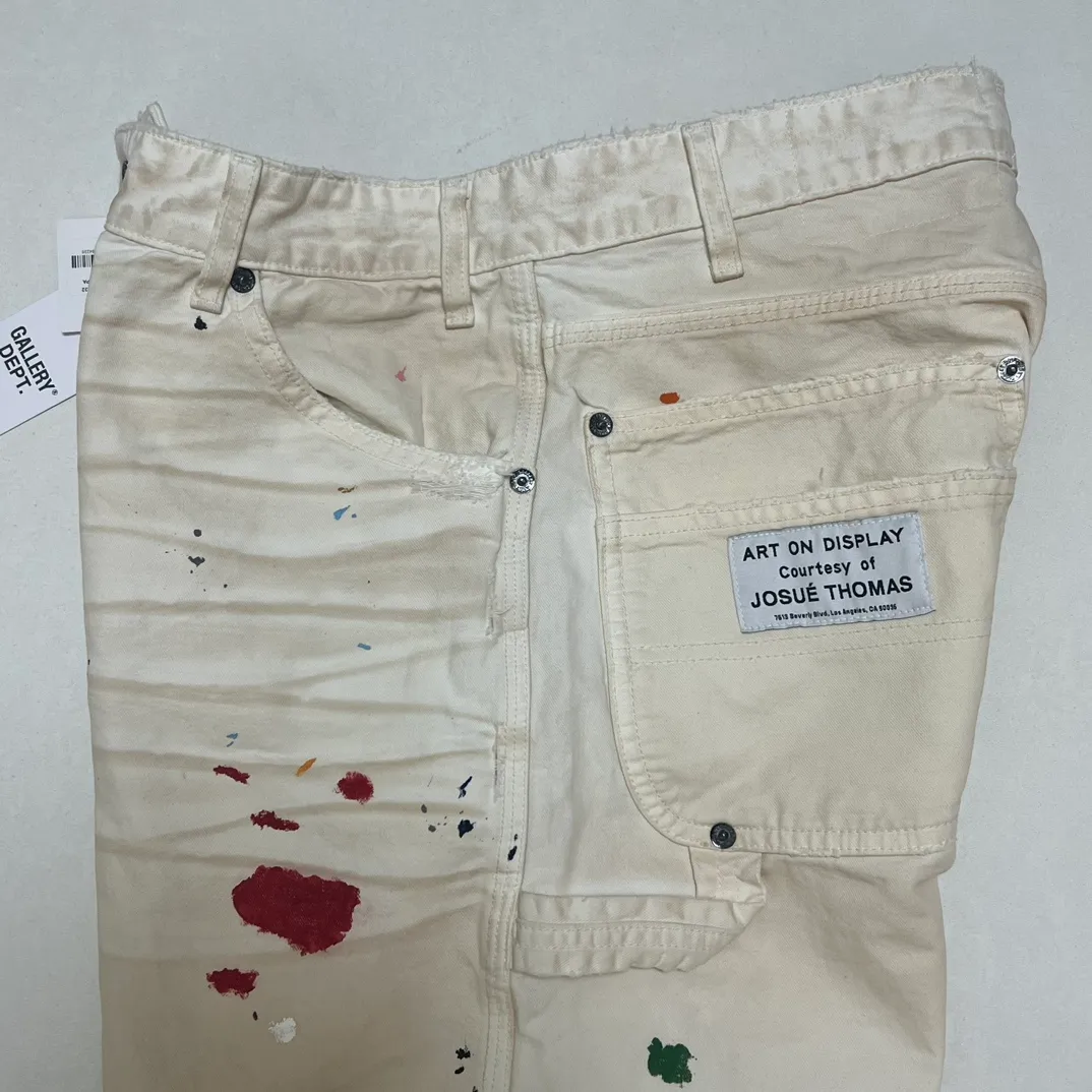 GALLERY DEPT. FLEA CARPENTER SHORTS Ink-cut knife-cut mud-dyed denim shorts. Destroy VINTAGE distressed denim shorts. Distressed white S-XL. Rewashed cement-dyed to make it old. Knife cut holes. Cat whiskers are worn. Customized full set with logo accessories. Purely handmade acrylic splash-ink graffiti.
